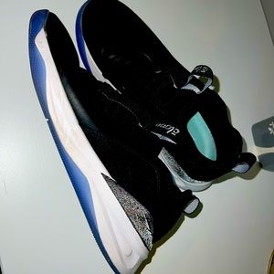 Clove nursing tennis shoes